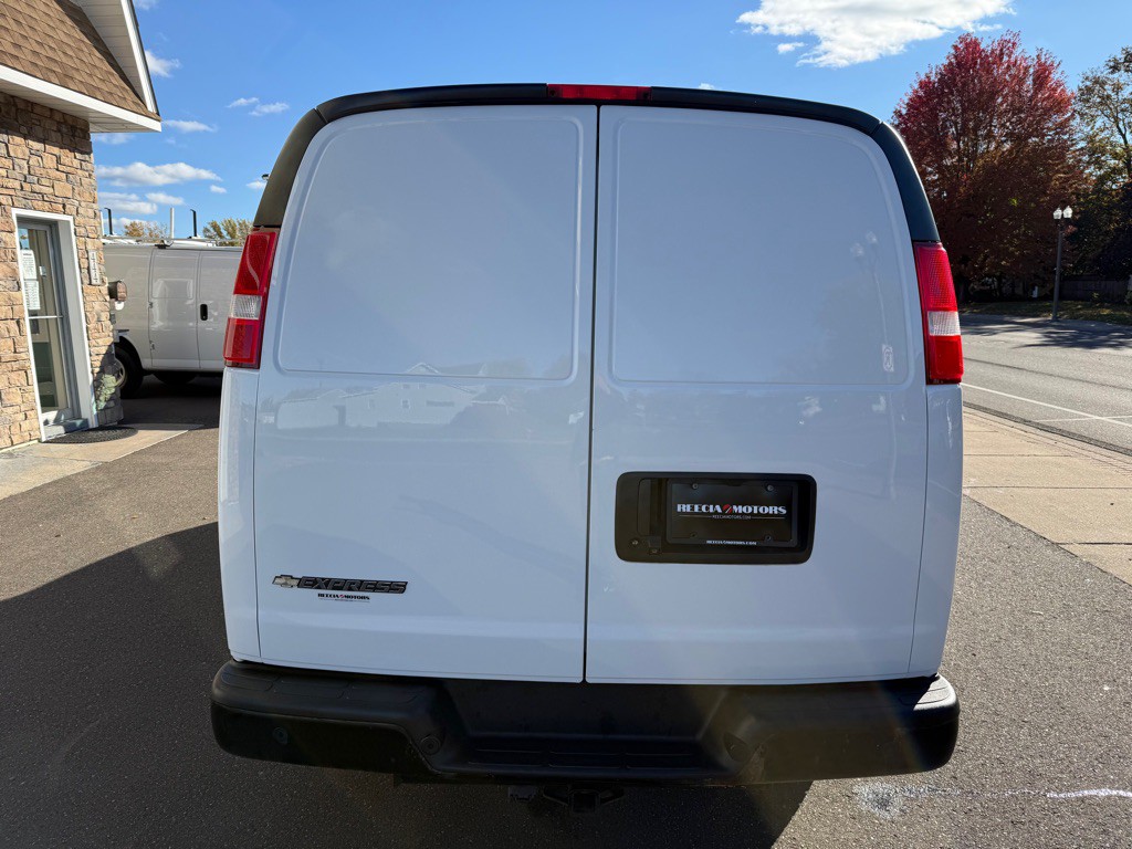 2019 Chevrolet Express Image 3