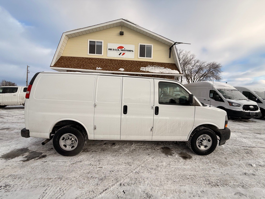 2018 Chevrolet Express Image 2