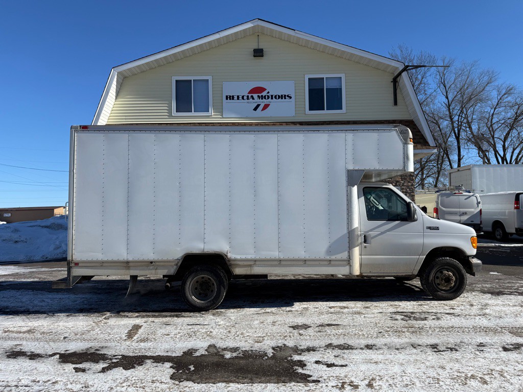 2005 Ford Econoline Image 2