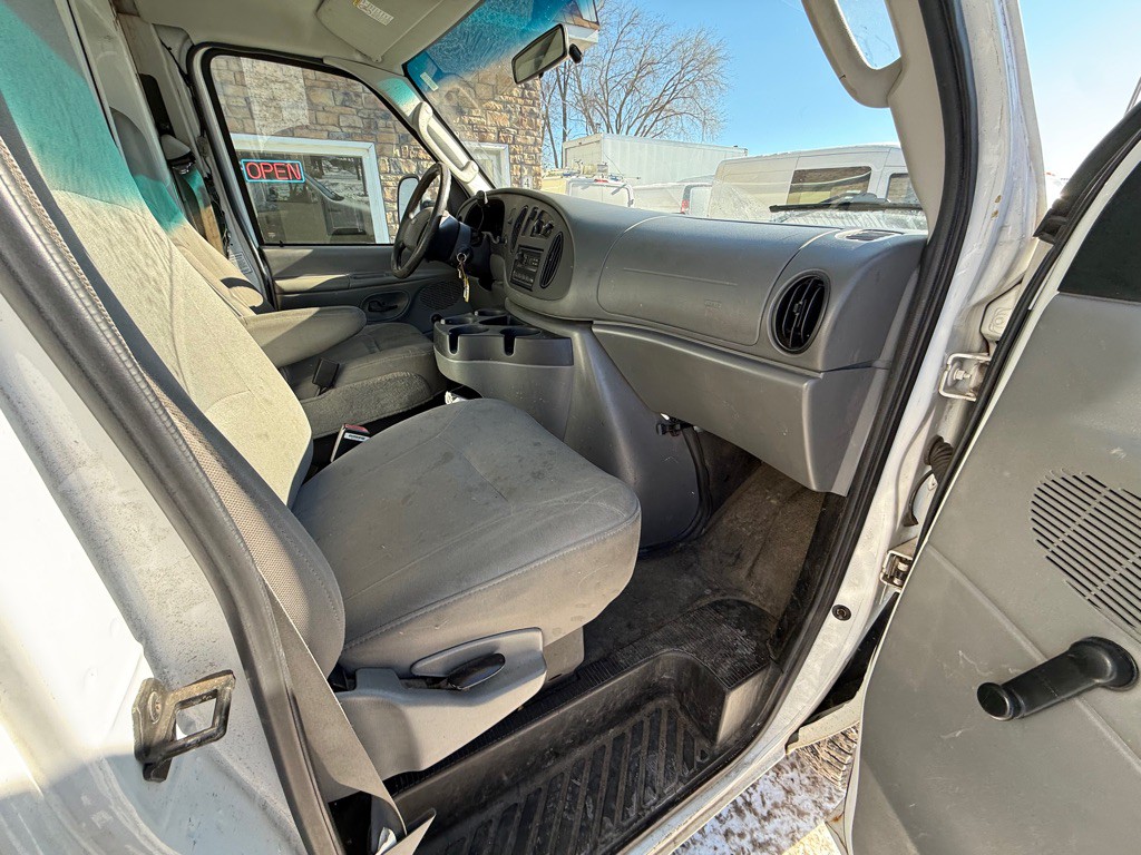 2005 Ford Econoline Image 14