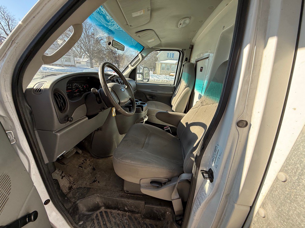 2005 Ford Econoline Image 16