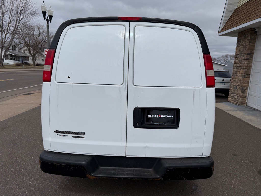 2015 Chevrolet Express Image 4