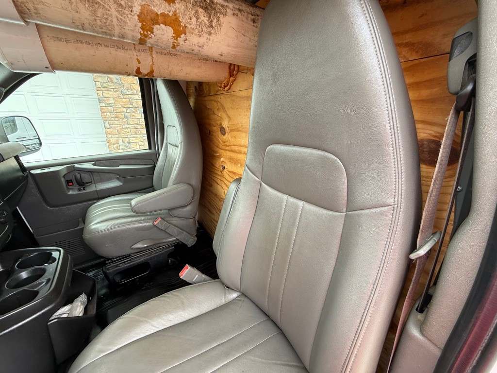 2015 Chevrolet Express Image 14