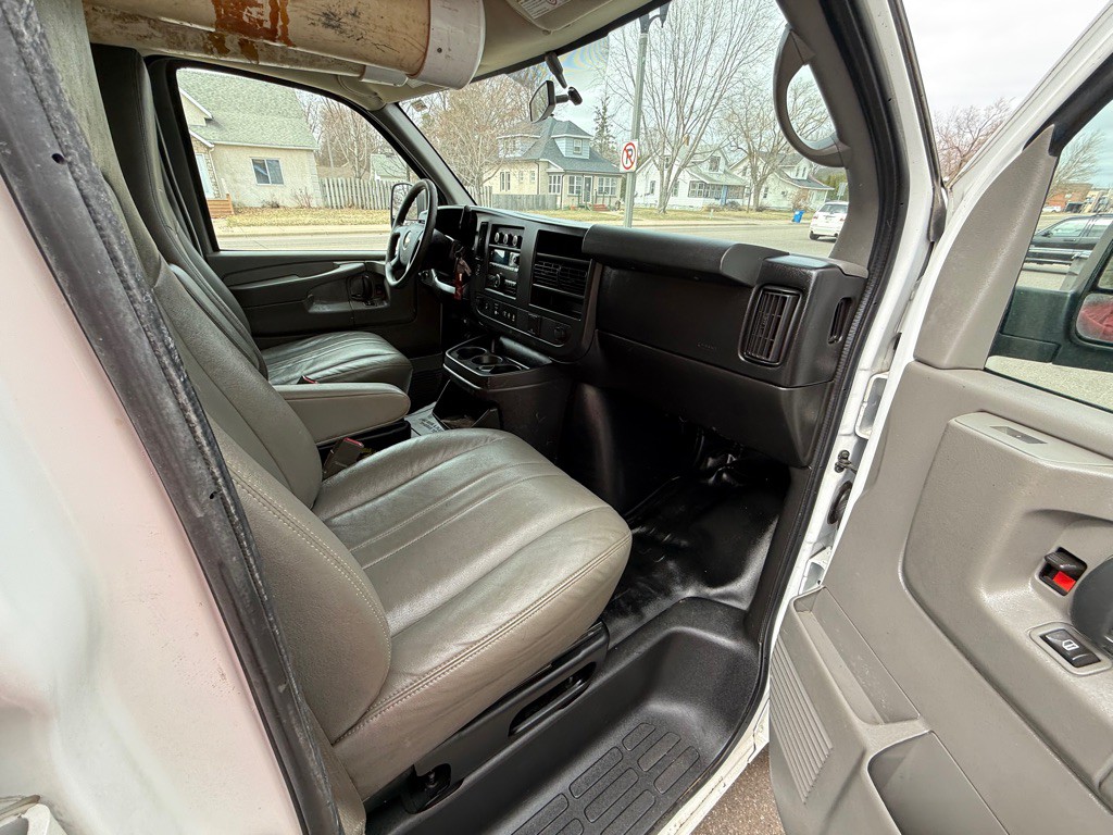 2015 Chevrolet Express Image 20