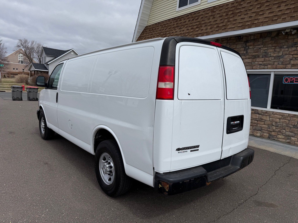 2015 Chevrolet Express Image 4