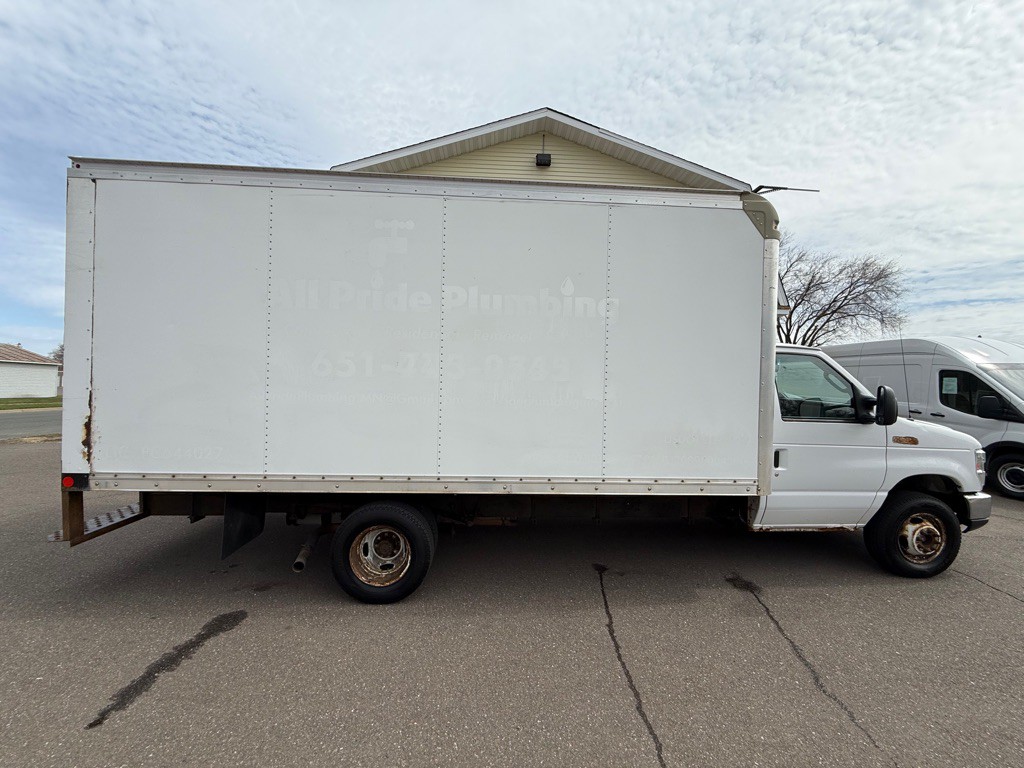 2017 Ford Econoline Image 2