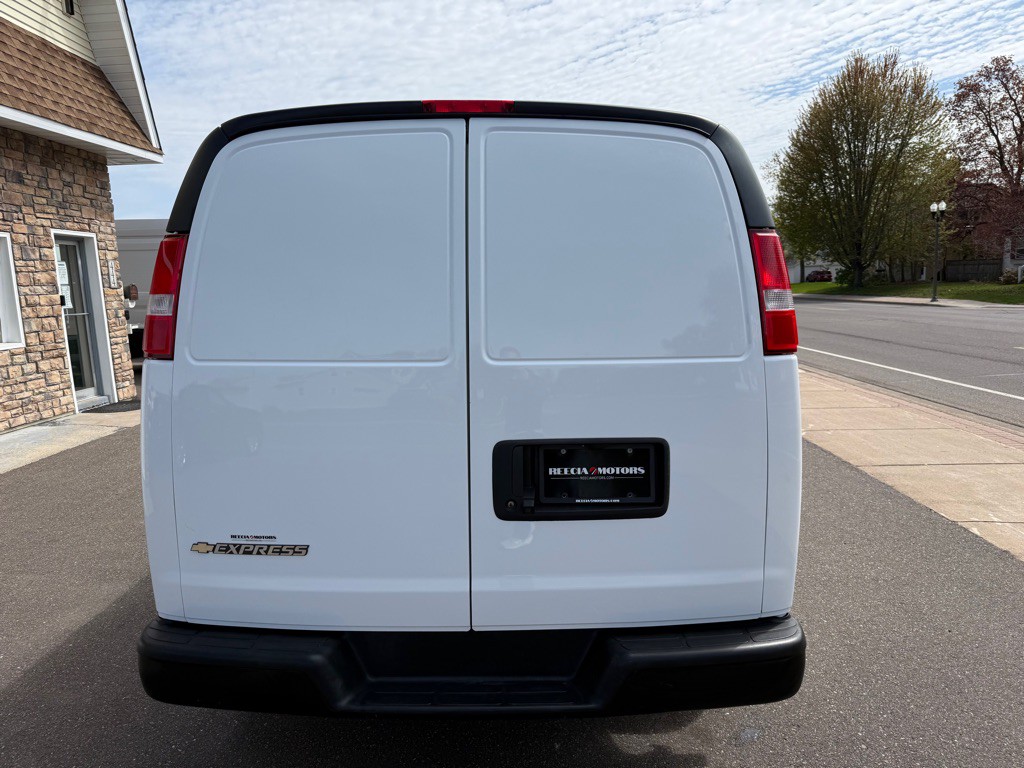 2023 Chevrolet Express Image 4