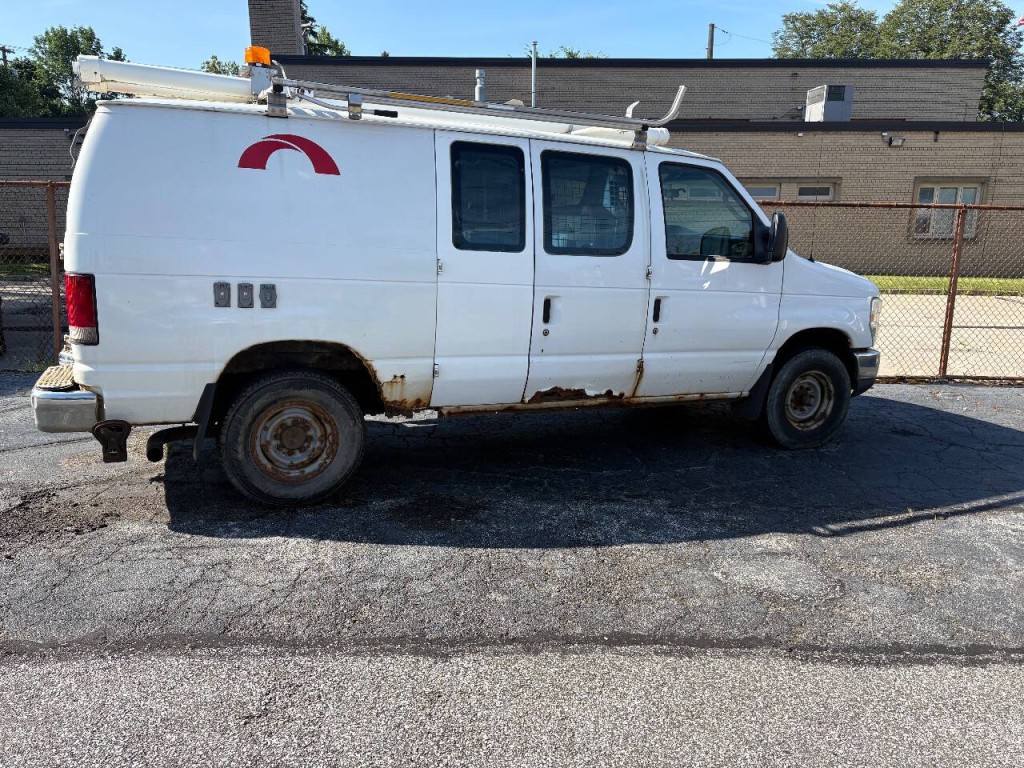 2010 Ford E-Series Image 2