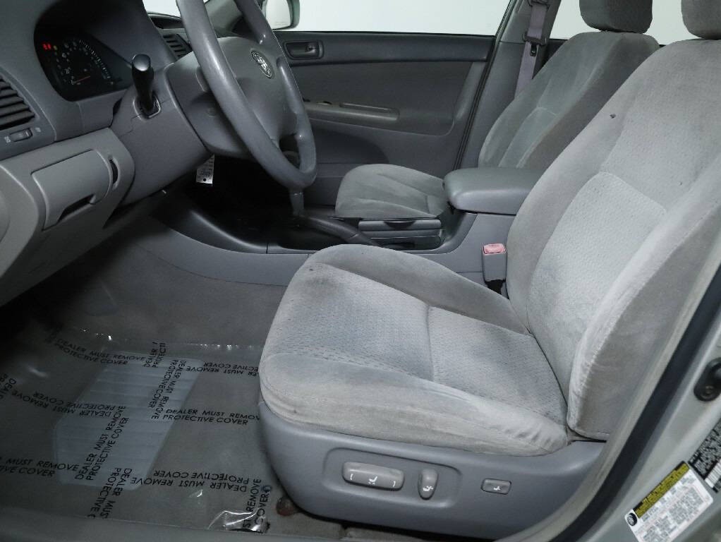 2004 Toyota Camry Image 18