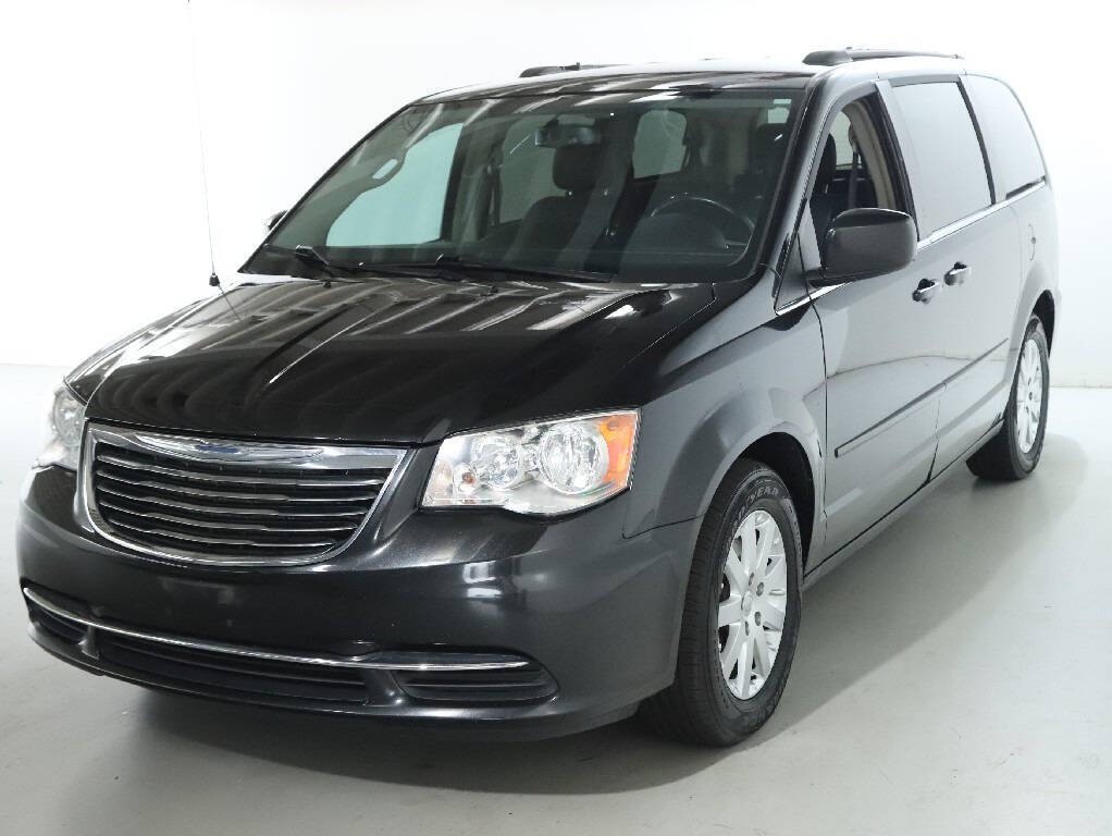 2016 Chrysler Town & Country Image 1