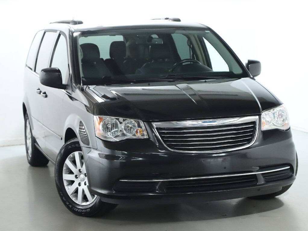 2016 Chrysler Town & Country Image 2