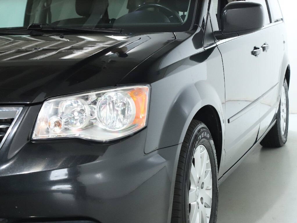 2016 Chrysler Town & Country Image 4
