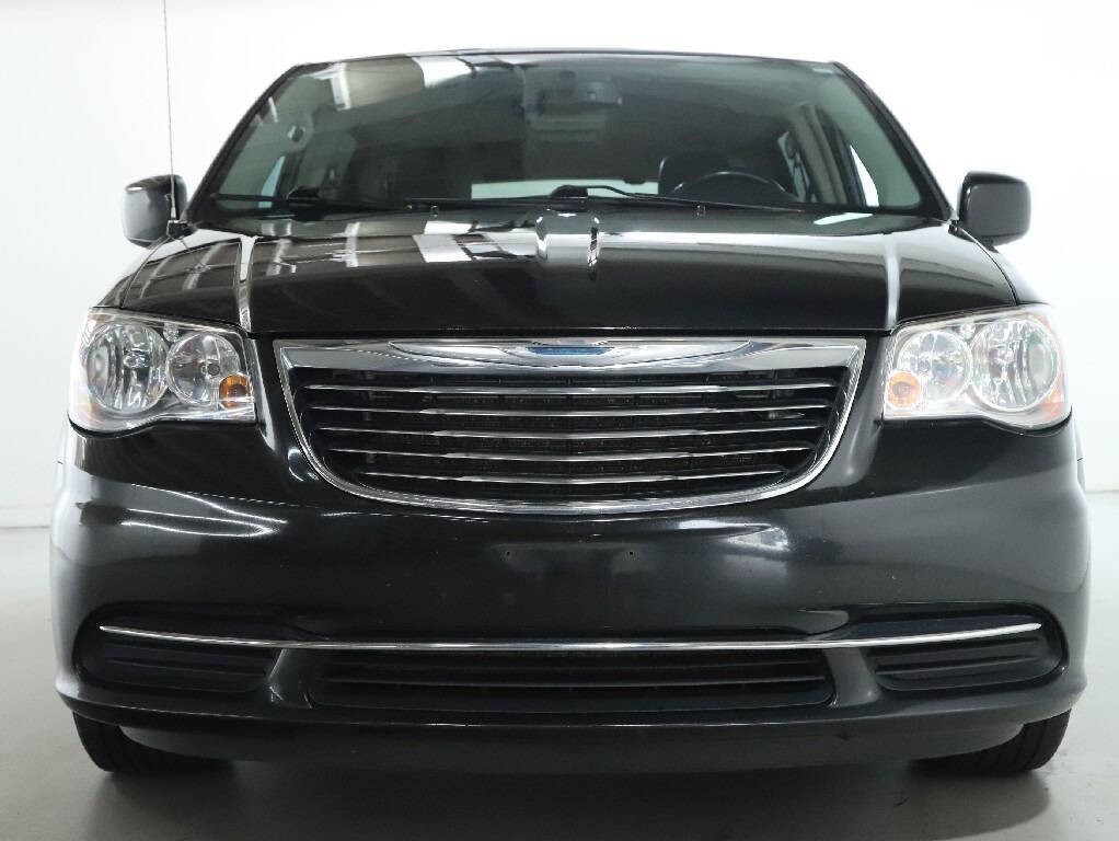 2016 Chrysler Town & Country Image 5