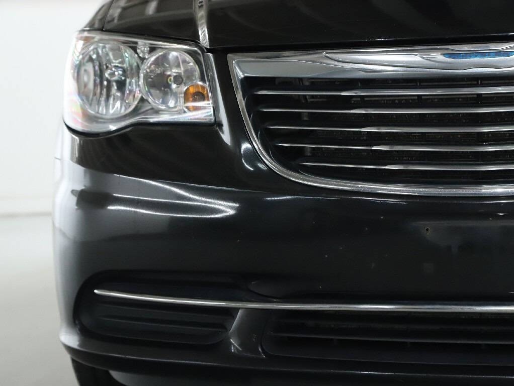 2016 Chrysler Town & Country Image 6