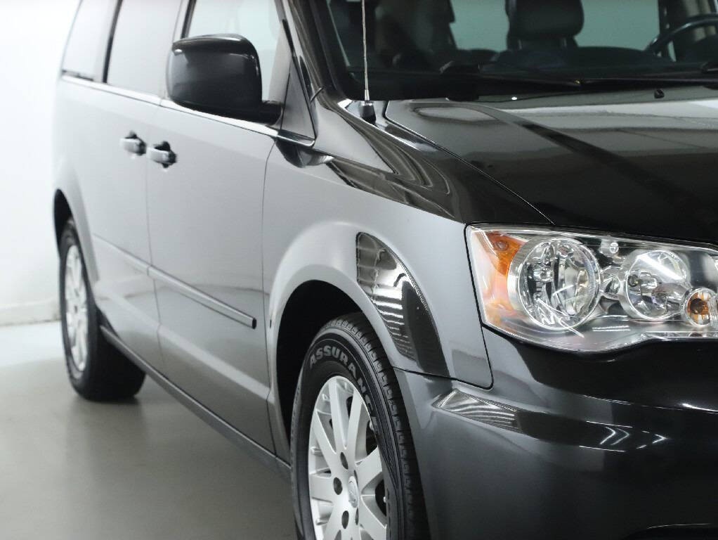 2016 Chrysler Town & Country Image 8