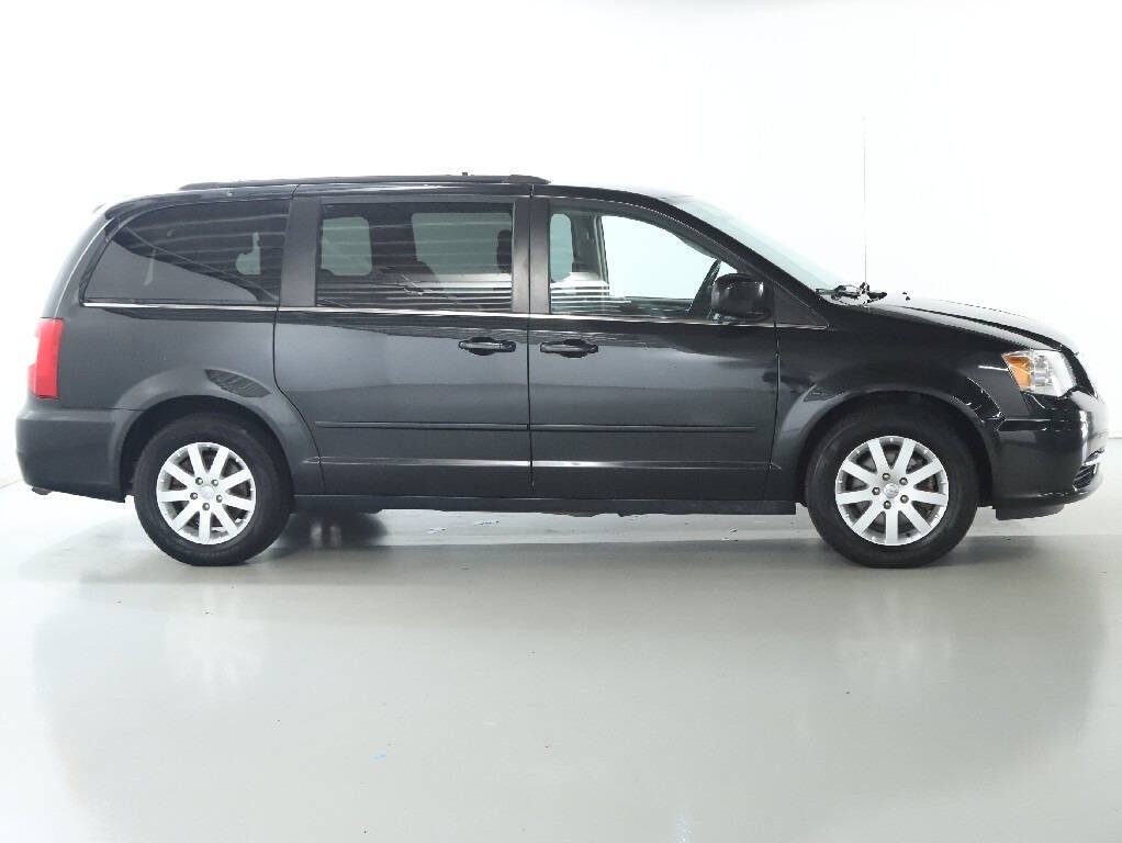2016 Chrysler Town & Country Image 11