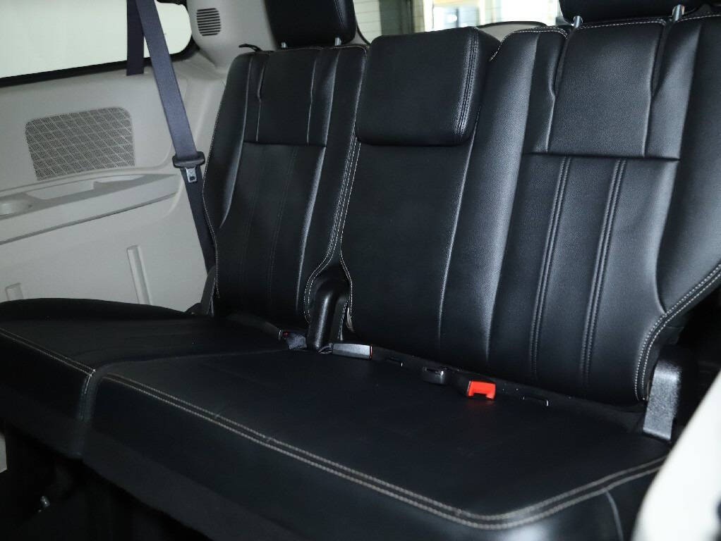2016 Chrysler Town & Country Image 13