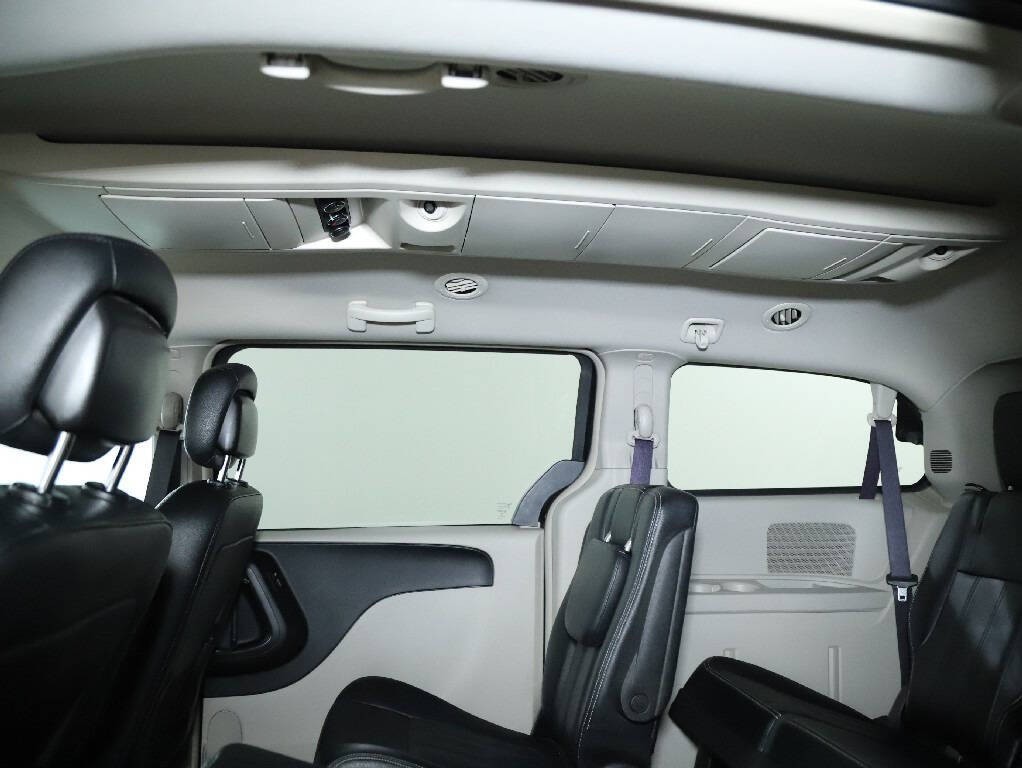 2016 Chrysler Town & Country Image 14