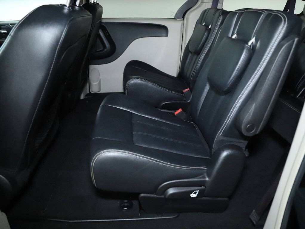 2016 Chrysler Town & Country Image 15