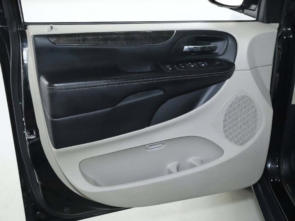 2016 Chrysler Town & Country Image 16