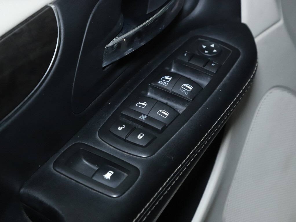 2016 Chrysler Town & Country Image 17