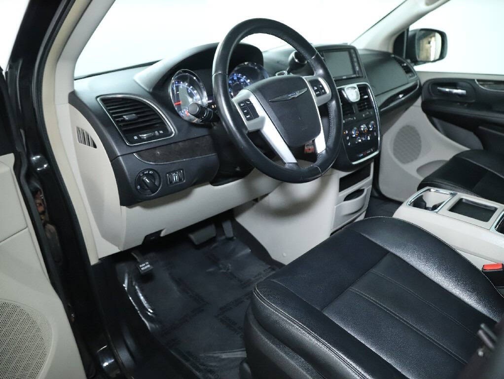 2016 Chrysler Town & Country Image 18