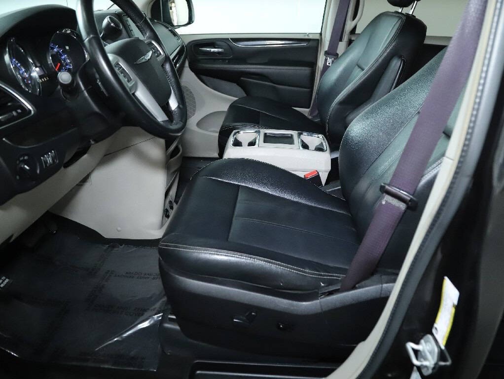 2016 Chrysler Town & Country Image 19