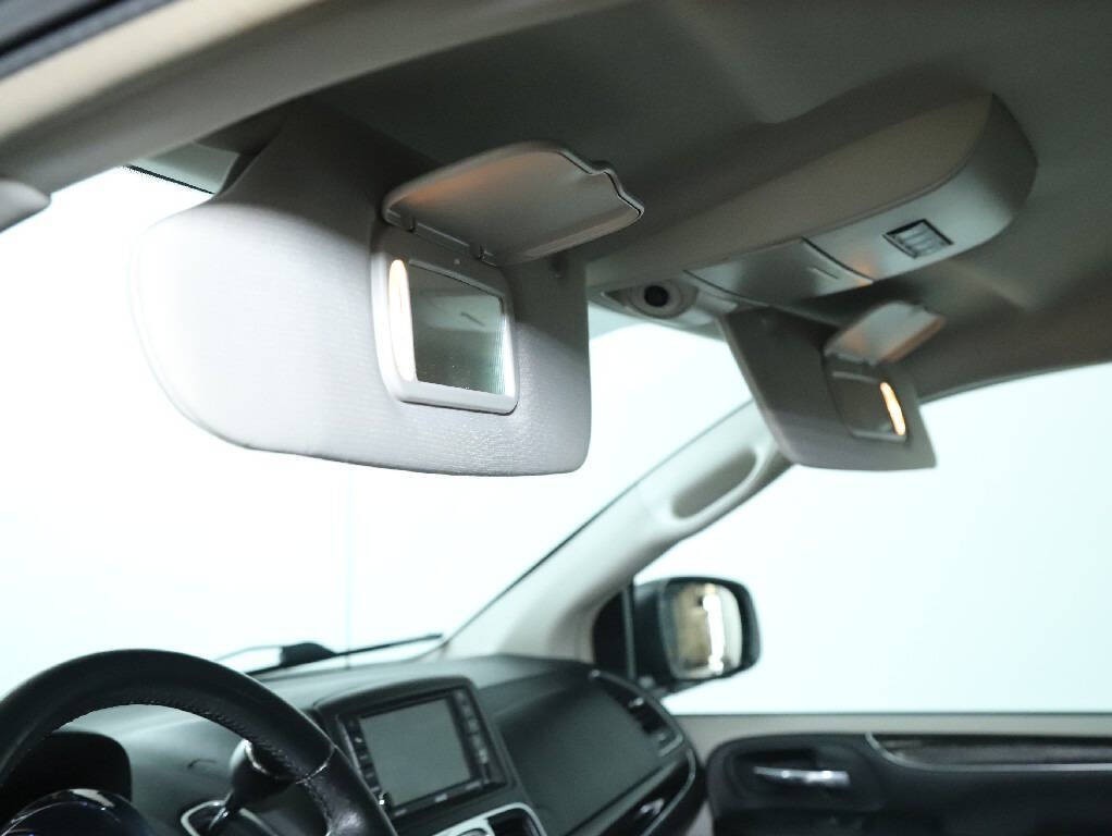 2016 Chrysler Town & Country Image 20