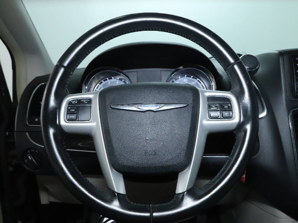 2016 Chrysler Town & Country Image 22