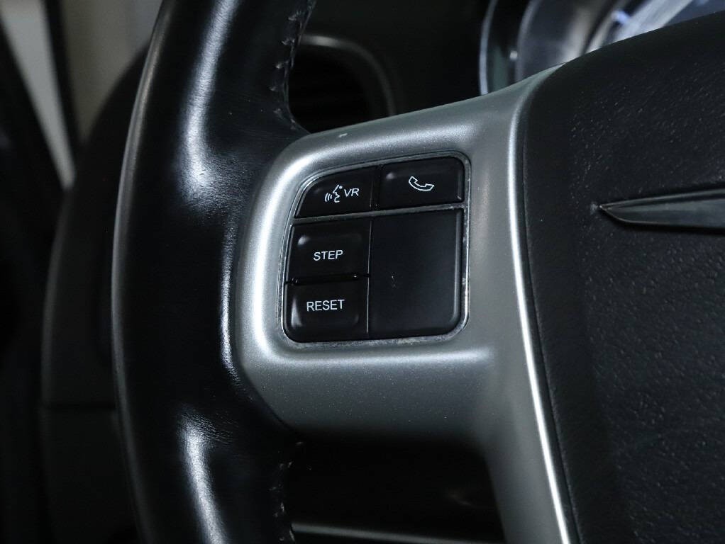 2016 Chrysler Town & Country Image 23
