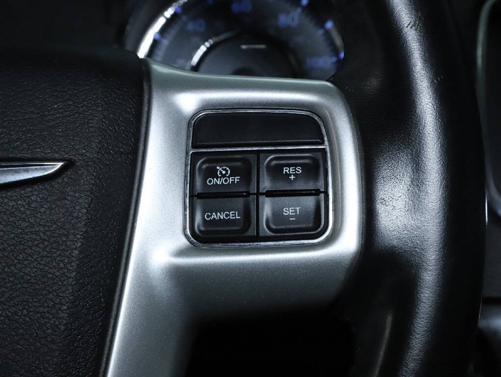 2016 Chrysler Town & Country Image 24