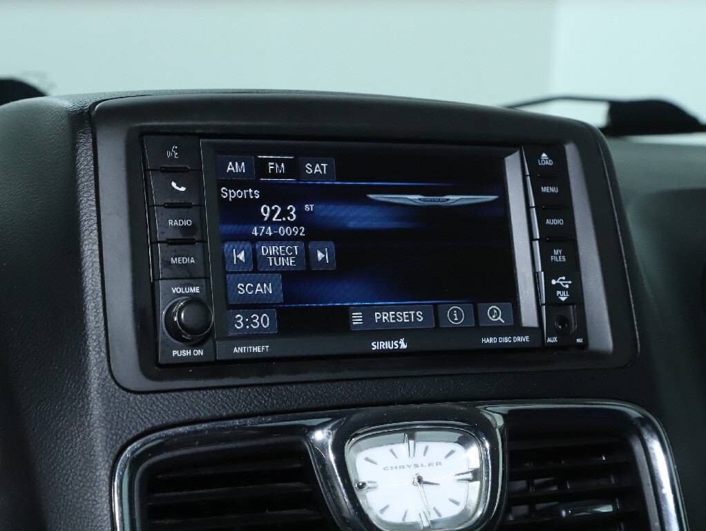 2016 Chrysler Town & Country Image 26