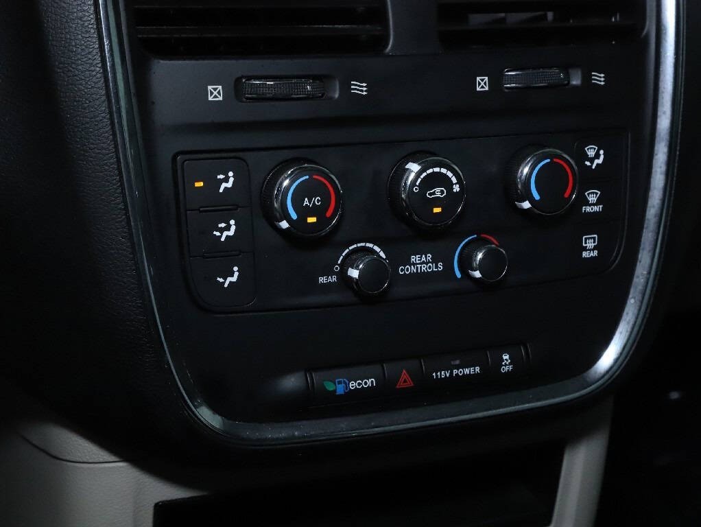 2016 Chrysler Town & Country Image 27