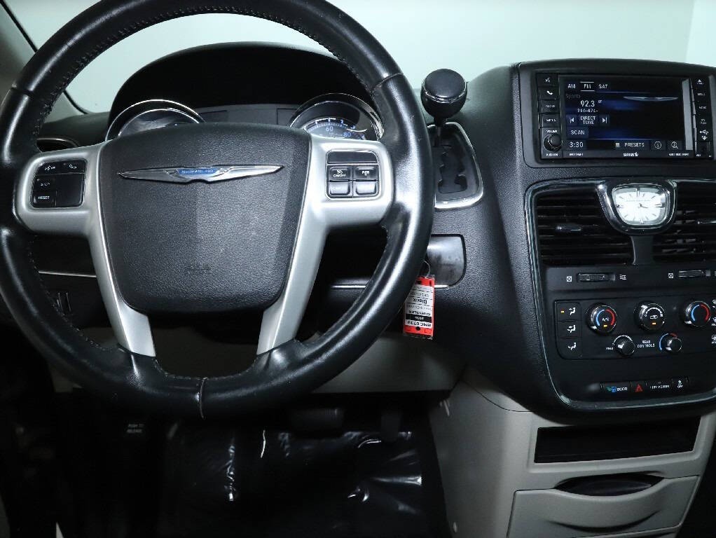 2016 Chrysler Town & Country Image 28