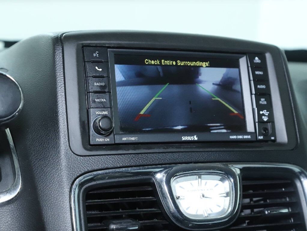 2016 Chrysler Town & Country Image 29