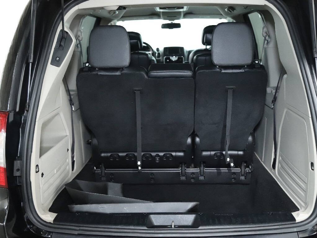 2016 Chrysler Town & Country Image 30