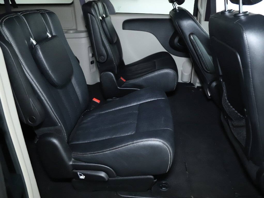 2016 Chrysler Town & Country Image 31