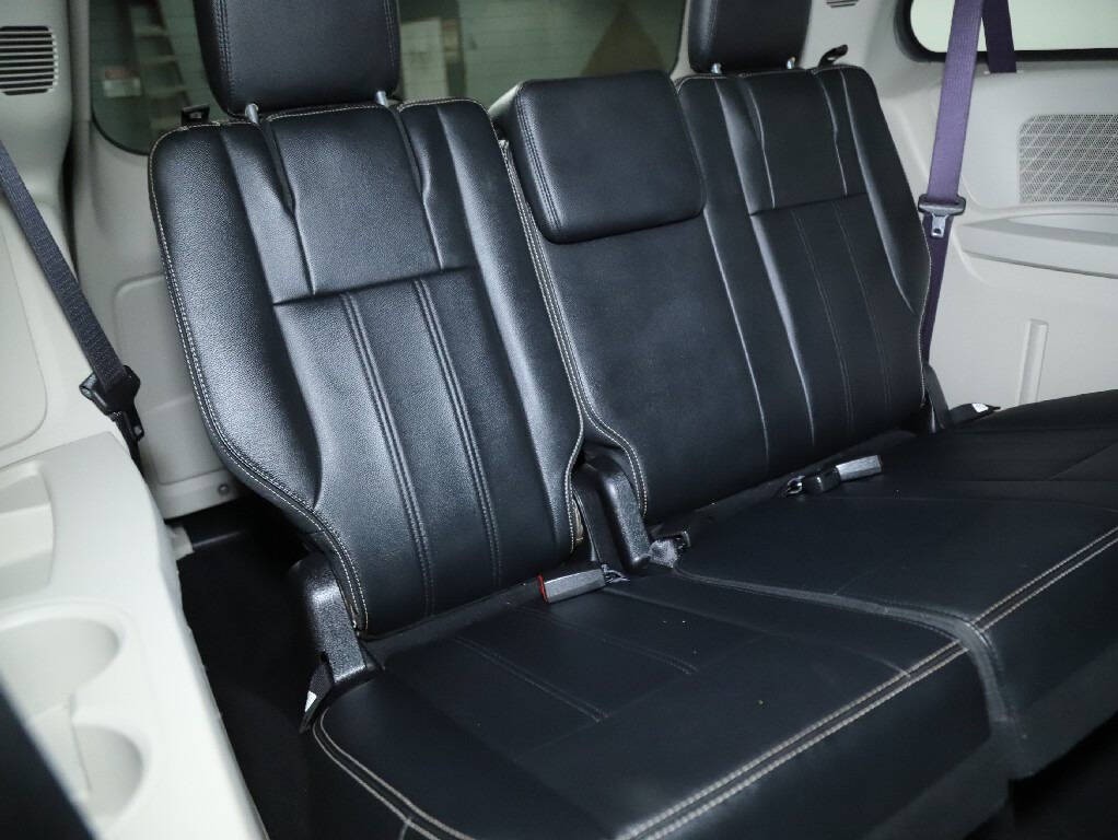 2016 Chrysler Town & Country Image 32