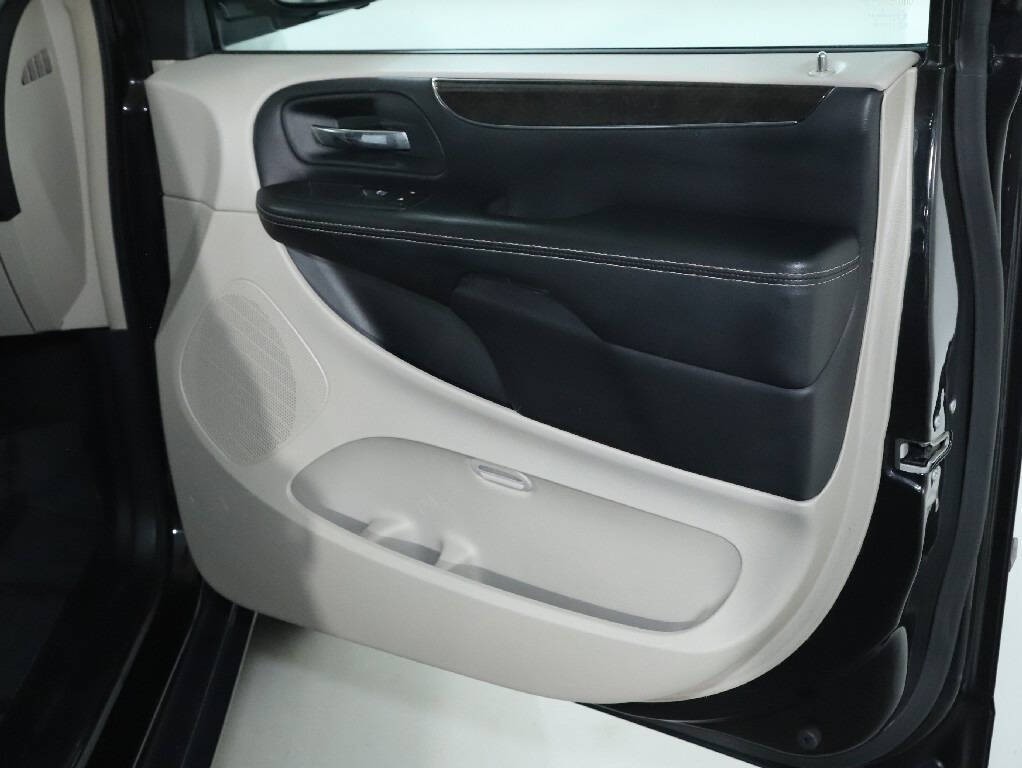 2016 Chrysler Town & Country Image 33