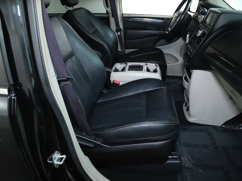 2016 Chrysler Town & Country Image 34