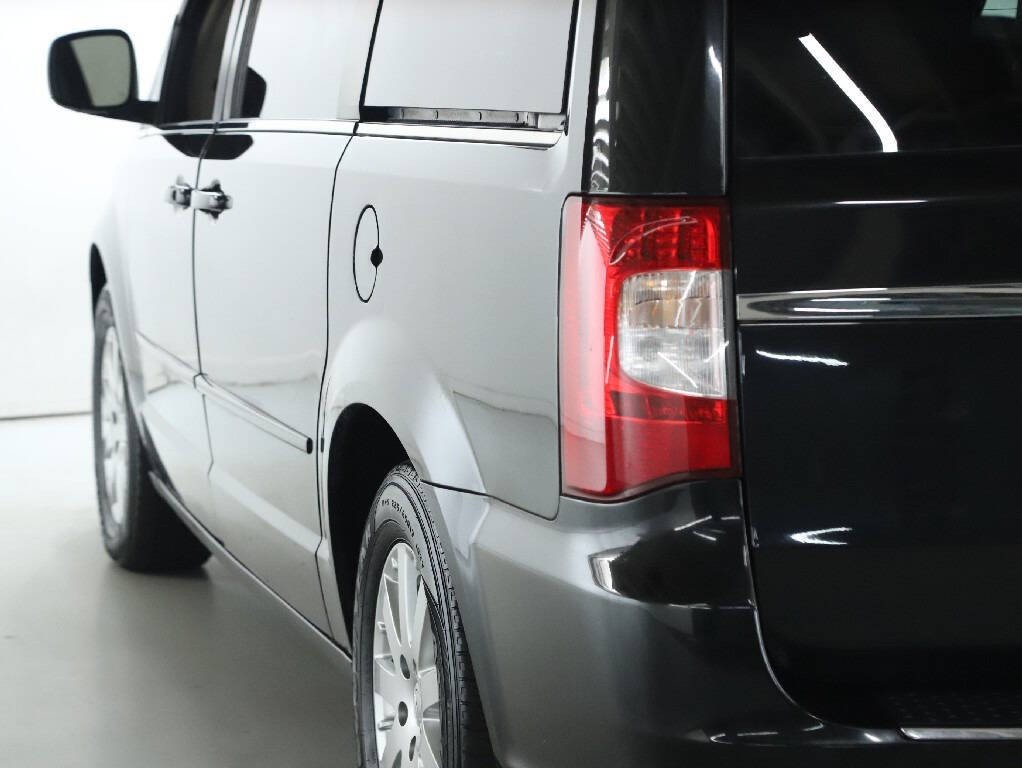 2016 Chrysler Town & Country Image 41
