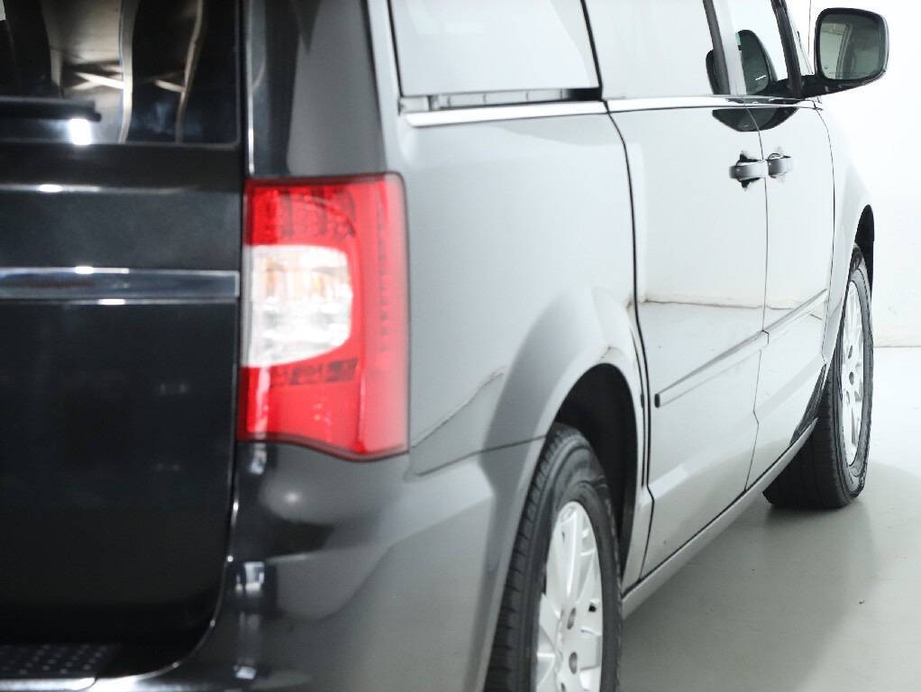 2016 Chrysler Town & Country Image 45