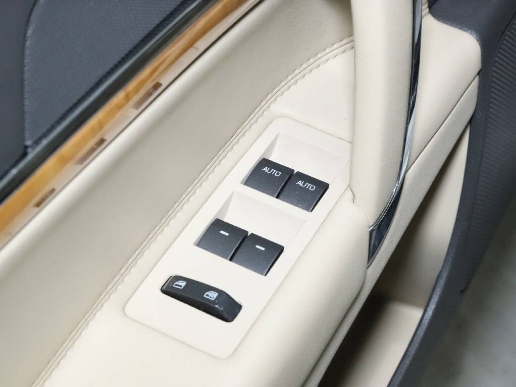 2011 Lincoln MKZ Image 16