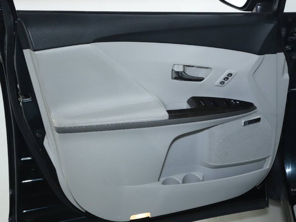 2013 Toyota Venza Image 16
