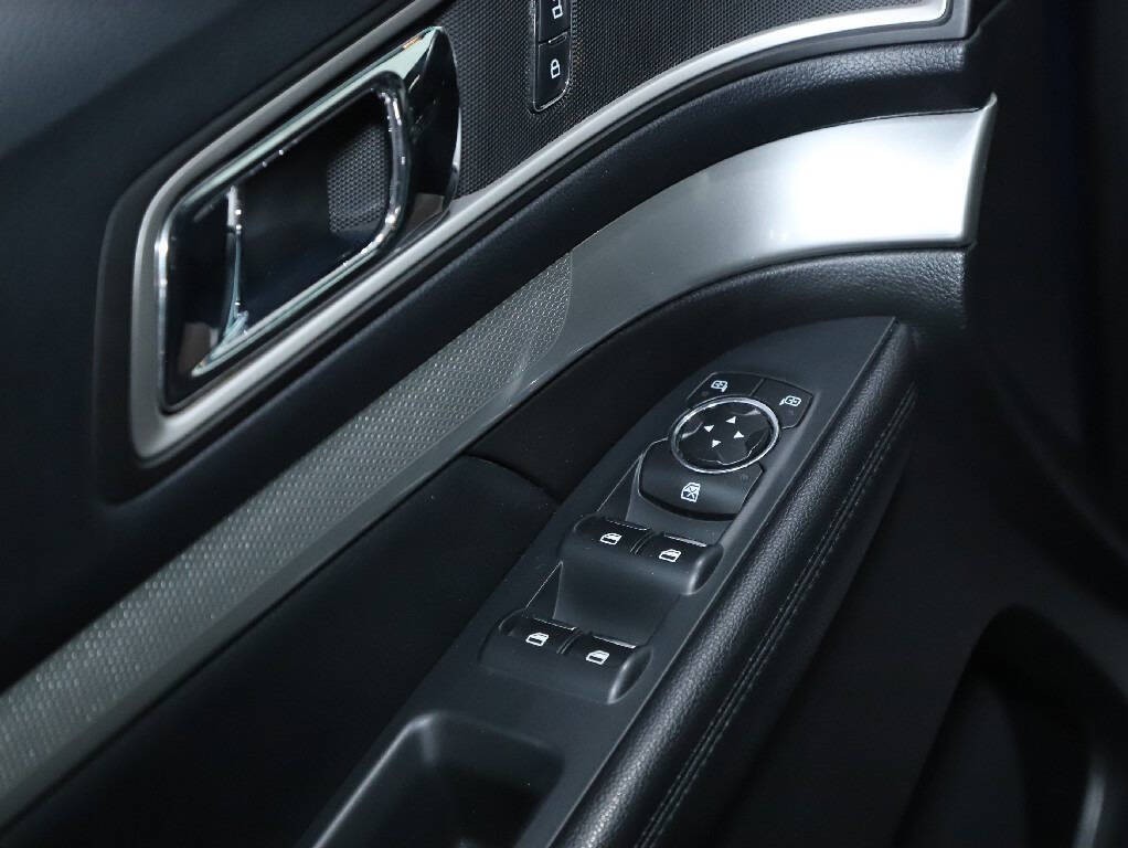 2016 Ford Explorer Image 17