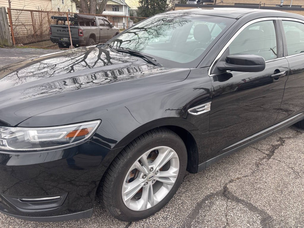 2015 Ford Taurus Image 2