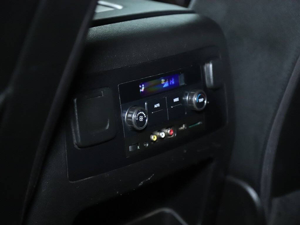 2016 Chevrolet Suburban Image 18