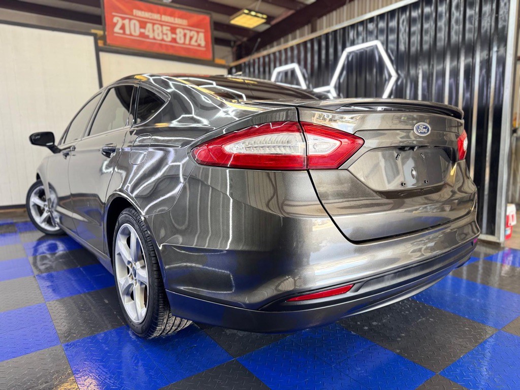 2016 Ford Fusion Image 16
