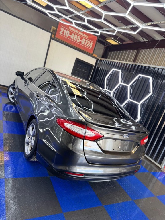 2016 Ford Fusion Image 17