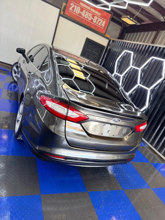 2016 Ford Fusion Image 18